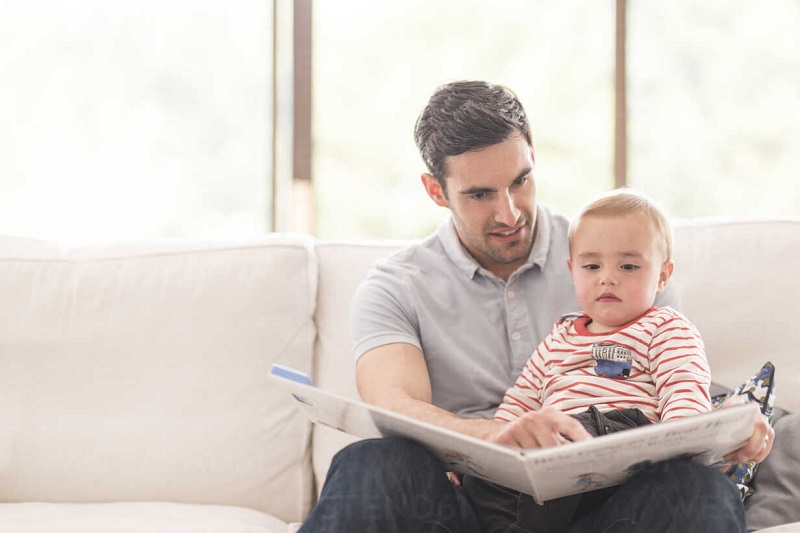 Sondeo: casi el 77 % de alemanes leen en voz alta a sus hijos
